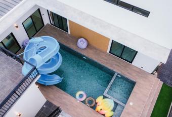 The connect Pool vila             -                   has rooms with a private hot tub