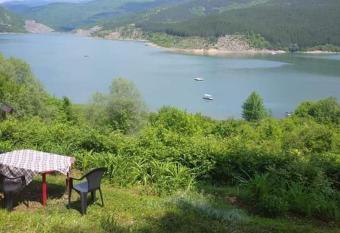 Vikendica Vidikovac na Zavojskom jezeru has Smoking/Balcony rooms