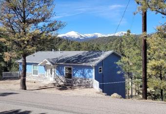 2 Cubs Cottage has Balcony rooms