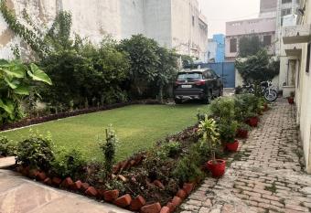 Colonel Dugal s - Near Taj Fort & Shopping has Smoking rooms