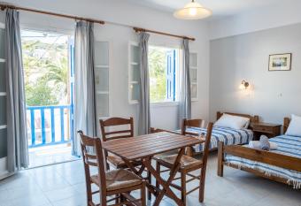 Xanthaki s Rooms has Balcony rooms