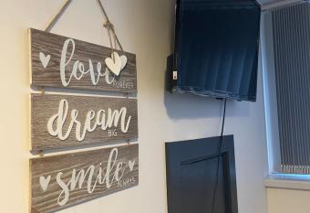 Elegant studio1 netflix bathroom close to beach allows 18 year olds to book a room