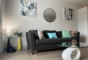 Modern 1 Bedroom APT in Ybor City allows 18 year olds to book a room