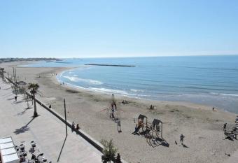 T2 dernier   tage face    la mer avec ascenseur has Balcony rooms
