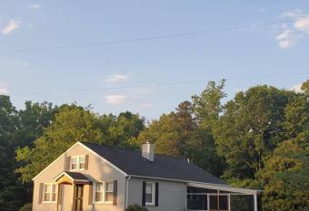 The B's Nest- Available Late July 2023! has Balcony rooms