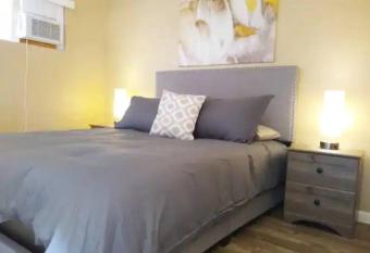Ideal and Comfortable Apartment Midtown Tucson allows 18 year olds to book a room