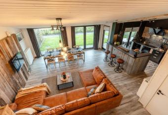 Houtheem has Balcony rooms