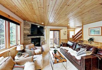 NEW-Cabin Townhome w HOT TUB, Garage, walk to SKI has rooms with a private hot tub