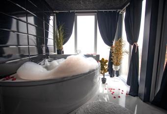 Villa Anyaa pool and jacuzzi house has rooms with a private hot tub