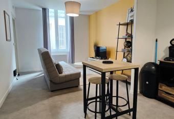 Bel appartement face Citadelle allows 18 year olds to book a room