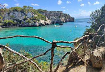 Appartement avec vue sur mer et piscine tropicale has Balcony rooms