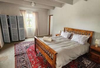 Karoo Leeu Cottage has Balcony rooms