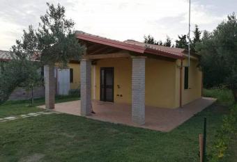 la villetta del sole has rooms with a private hot tub