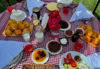 Bujtina Ajazi has rooms with a private hot tub