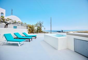 Dawn Suites Santorini has rooms with a private hot tub