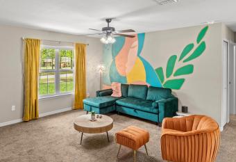 Equestrian Escape With Hot Tub - 8 Min to WEC has rooms with a private hot tub