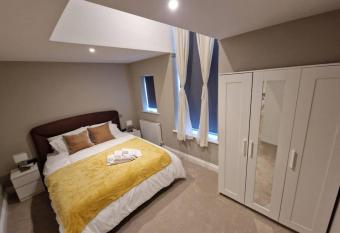 Stunning Newbuilt 3 Bed House has Balcony rooms