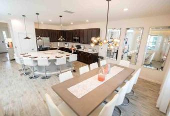 Stylish Spacious Home     6 BR     Pool & Jacuzzi has rooms with a private hot tub