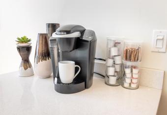 Loft with Views-King Beds-Shop & Dine-1mi & Parking 4058 has rooms with a private hot tub