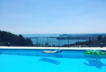 Panoramic Pool Lake View with Parking allows 18 year olds to book a room