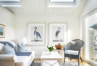 Hidden Gem - 3 Minute Walk to Beach has Balcony rooms