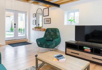 Cozy Cottage Style House has Balcony rooms