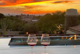 Pinnacle Peak Luxury Mountain Casita has rooms with a private hot tub