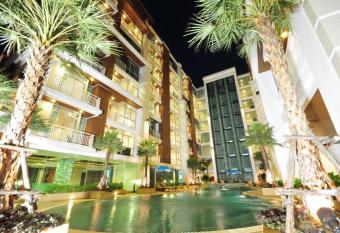 Recently Renovated Pool View Apartment in Modern Complex has rooms with a private hot tub