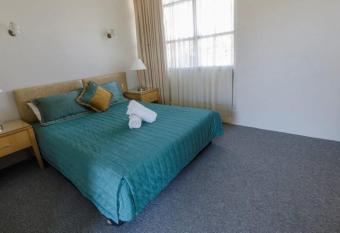 Lochinvar Hotel Motel has Balcony rooms