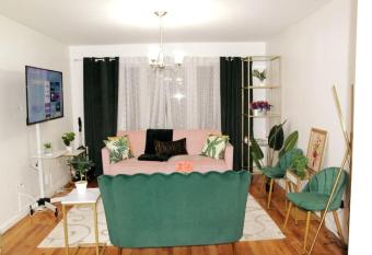 Tropical Glam Getaway. Easy access to NYC and 5 min from Newark Airport allows 18 year olds to book a room