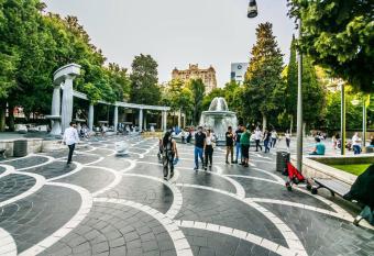 HOTEL APARTMENT ViP MC DONALD S has rooms with a private hot tub