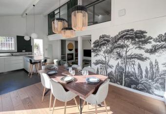 Jolie villa    quelques pas du centre-ville. has Balcony rooms