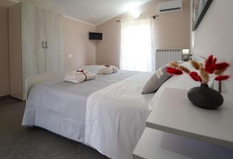 Villa Falcone has rooms with a private hot tub