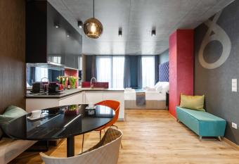 Onyx Luxury Budapest has rooms with a private hot tub