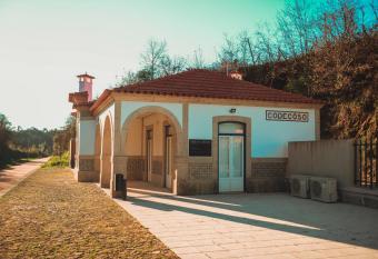 Esta    o Ferrovi  ria de Code  oso has Balcony rooms