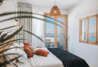 Divino Caldera has rooms with a private hot tub