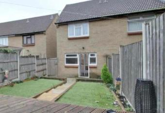 Beautiful 2-Bed House in Grays has Balcony rooms