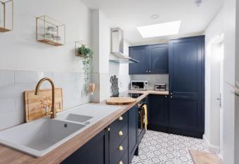 Luxury 3 bedroom house in the heart of Belfast allows 18 year olds to book a room