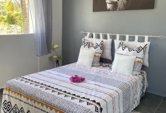 Bungalow de Rose has rooms with a private hot tub