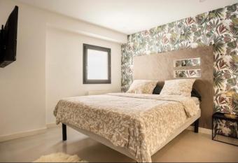 Maison avec Piscine et Jacuzzi has rooms with a private hot tub