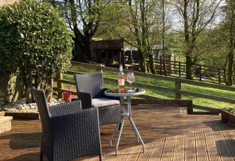 Weather Hill Cottage, Hebden Bridge allows 18 year olds to book a room