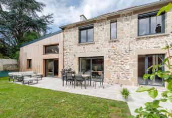 Maison sur les bords de Rance, location du samedi au samedi has Balcony rooms