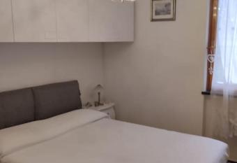 La piccola casa dei nonni allows 18 year olds to book a room