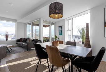 Spacious Luxury 3BR Apartment with 2 bathrooms 1003 allows 18 year olds to book a room