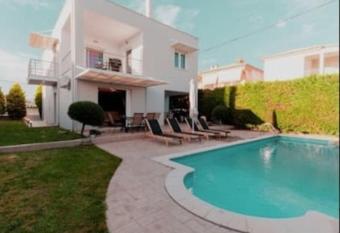 Villa Ioanna by Mesogios Group allows 18 year olds to book a room