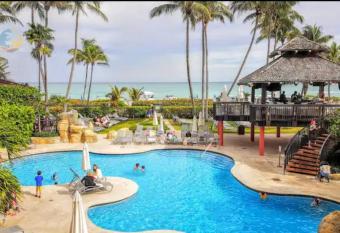 Cozy Beachfront 2 BDR & 2 BA Miami Beach Condo has rooms with a private hot tub