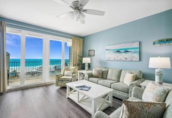 Ocean Views - Swimming Pools - Fitness Center - Putting Green at LTW 824 has rooms with a private hot tub