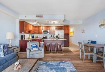 Newly remodeled beach getaway- Steps from the Beach at LTW 414 has rooms with a private hot tub