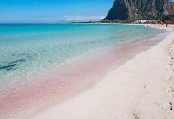 Tra Terra e mare 1 has rooms with a private hot tub