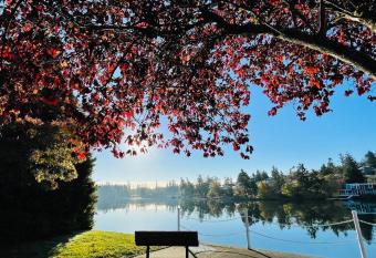 Water Front Charming entire home Pet Friendly has Balcony rooms